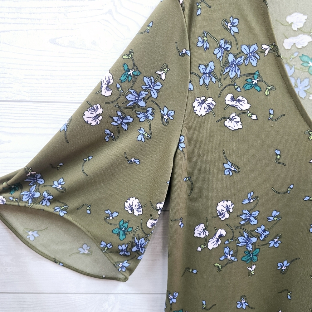 Ann Taylor Floral V-Neck Blouse‎ - Picture 4 of 7